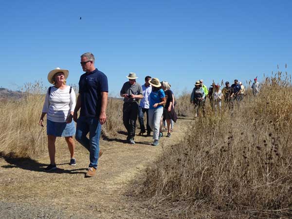 A group of people walking on a path

Description automatically generated